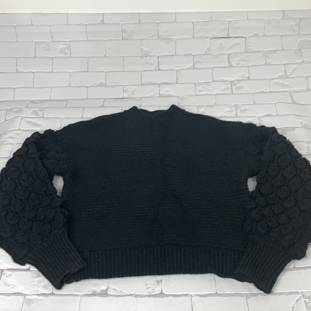 Harper Heritage Knit crew neck sweater. Size Medium. Bubble sleeves
